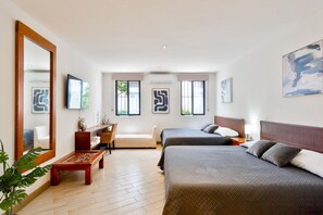 6 habitaciones, escritorio y tabla de planchar con plancha