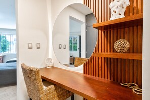 6 habitaciones, escritorio y tabla de planchar con plancha