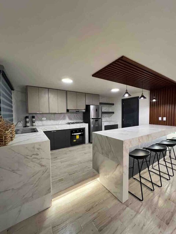 Refrigerador, microondas, horno, placa de cocina