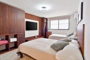 6 habitaciones, escritorio y tabla de planchar con plancha