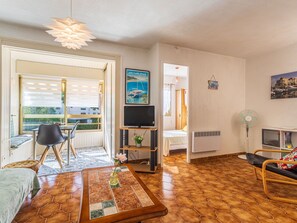 1 bedroom, travel crib, WiFi, bed sheets - Cosy apartment for 3 people with WIFI, TV and balcony (Hyères)