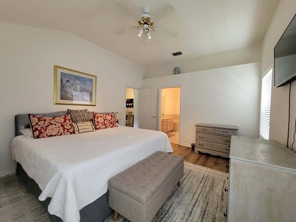 2 bedrooms, iron/ironing board, WiFi, bed sheets - Fairway Haven with Golf Cart (The Villages)