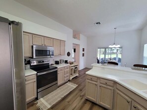 Fridge, microwave, oven, stovetop - Fairway Haven with Golf Cart (The Villages)