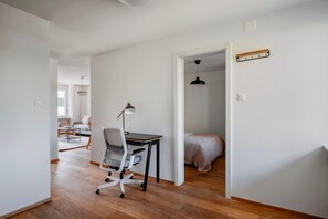 2 habitaciones, tabla de planchar con plancha, wifi y ropa de cama