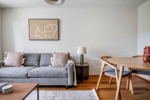 Una televisión, un reproductor estéreo