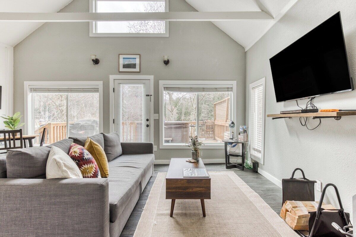 Pet friendly River front Cabin w Hot Tub and BBQ