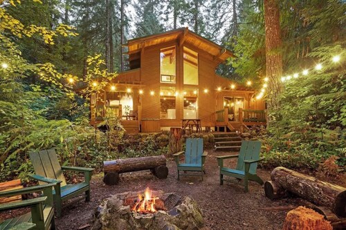 ZigZag Basecamp: Indoor Hot Tub, Forest Views