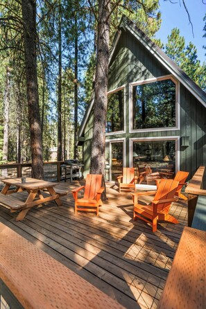 Outdoor dining - Spring Home 6 Cozy 4BR Cabin in Black Butte Ranch (Sisters)