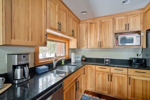 Fridge, microwave, oven, stovetop - Spring Home 6 Cozy 4BR Cabin in Black Butte Ranch (Sisters)
