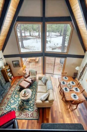 TV, fireplace, DVD player, offices - Spring Home 6 Cozy 4BR Cabin in Black Butte Ranch (Sisters)