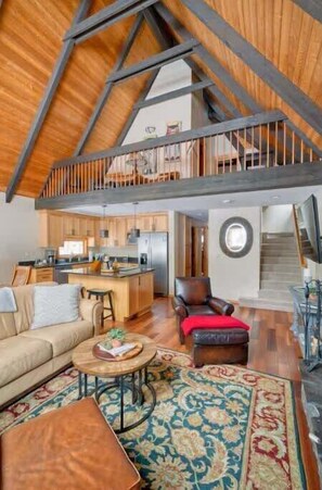 Een televisie, een open haard, een dvd-speler en een kantoor