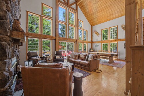 Lazy Bear Lodge: Hot Tub, Game Room & Dogs OK