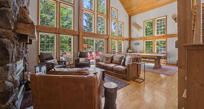 Lazy Bear Lodge: Hot Tub, Game Room & Dogs OK