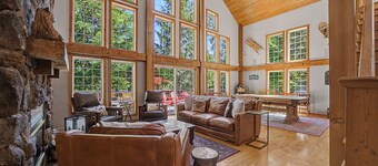 Lazy Bear Lodge: Hot Tub, Game Room & Dogs OK