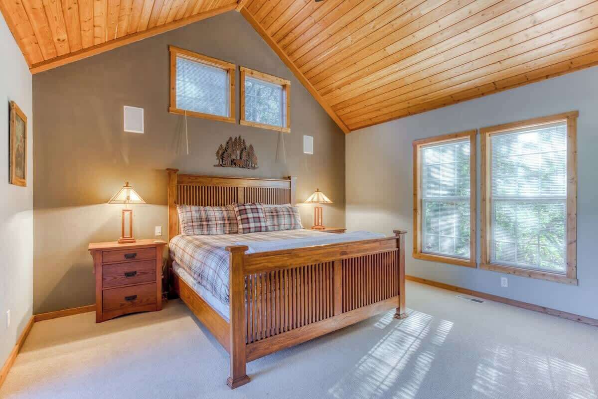 6 bedrooms, desk, iron/ironing board, travel crib