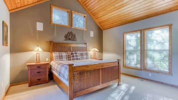 6 bedrooms, desk, iron/ironing board, travel crib