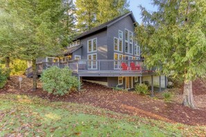 Exterior - Lazy Bear Lodge: Hot Tub Resort Pool & Game Room (Mount Hood Village)