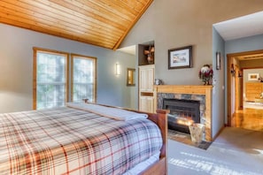 6 bedrooms, desk, iron/ironing board, travel cot - Lazy Bear Lodge: Hot Tub, Game Room & Dogs OK (Mount Hood Village)
