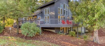 Lazy Bear Lodge: Hot Tub Resort Pool & Game Room