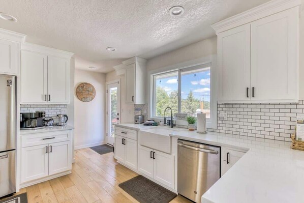 ثلاجة، ميكروويف، فرن، موقد طهي مسطح