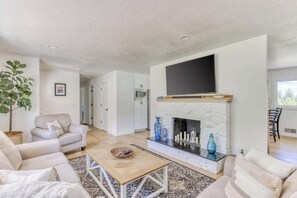 Televisio, takka, DVD-soitin, työhuone