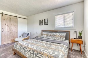 5 makuuhuonetta, työpöytä, silitysrauta/-lauta, vauvan matkasänky