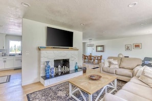 تلفزيون، مدفأة، مشغل دي في دي، مكتب