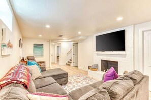 Televisión, chimenea, reproductor de DVD y oficina