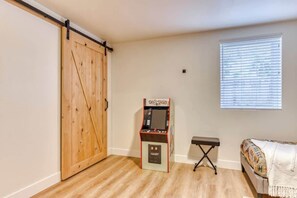 5 عدّة غرف نوم ومكتب ومكواة/لوح كي وسرير سفر