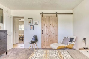 5 habitaciones, escritorio y tabla de planchar con plancha