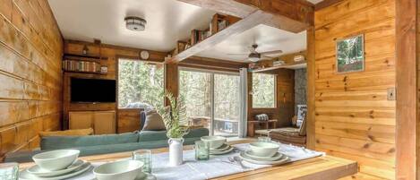 Een televisie, een open haard, een dvd-speler en een kantoor