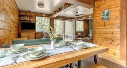 Thompson Cabin - Riverfront - Pet Friendly
