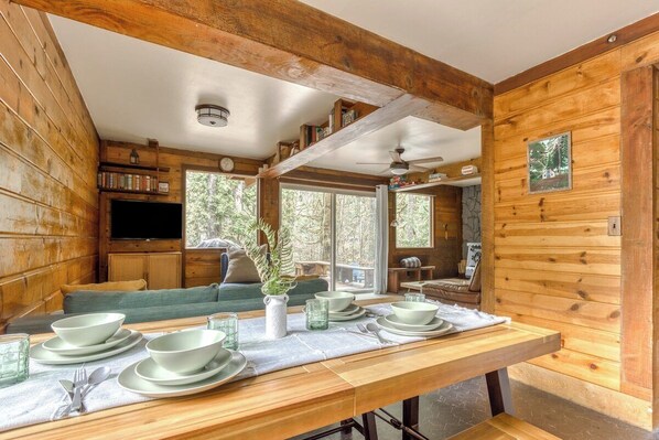 Televisie, een open haard, een dvd-speler en een kantoor