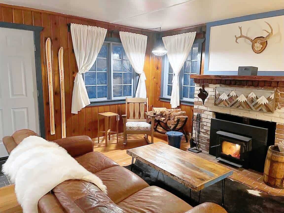 Télévision, cheminée, lecteur de DVD, espaces bureaux