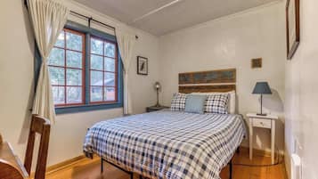 2 slaapkamers, een strijkplank/strijkijzer, reisbedje, wifi