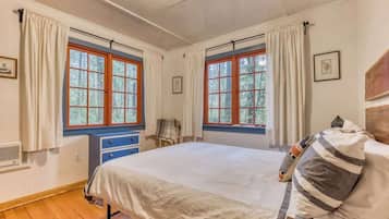 2 bedrooms, iron/ironing board, travel crib, WiFi