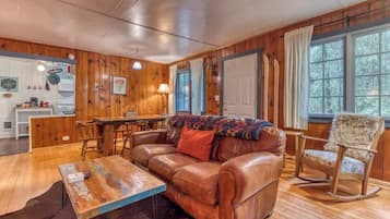 TV, peis, DVD-spiller og kontorer