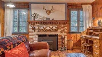 TV, peis, DVD-spiller og kontorer