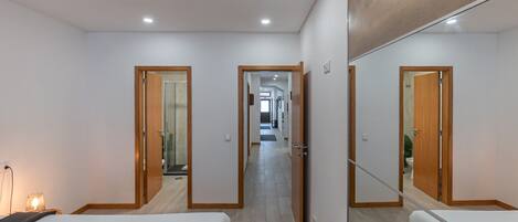 3 bedrooms, desk, iron/ironing board, internet