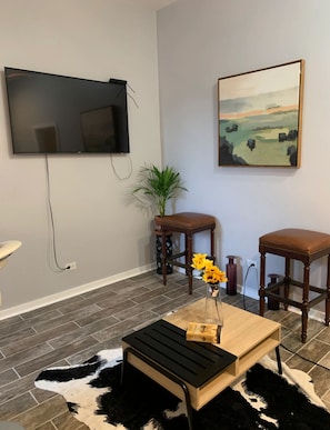 Interior - Cozy 2 Bedroom unit-15mins Dwtn! (Chicago)