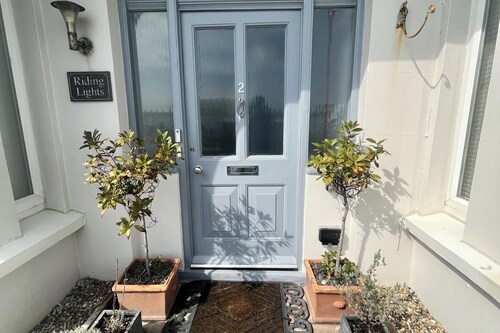 Seaview 2 Bedroom House Sleeps 5 -Pets Ok -WiFi