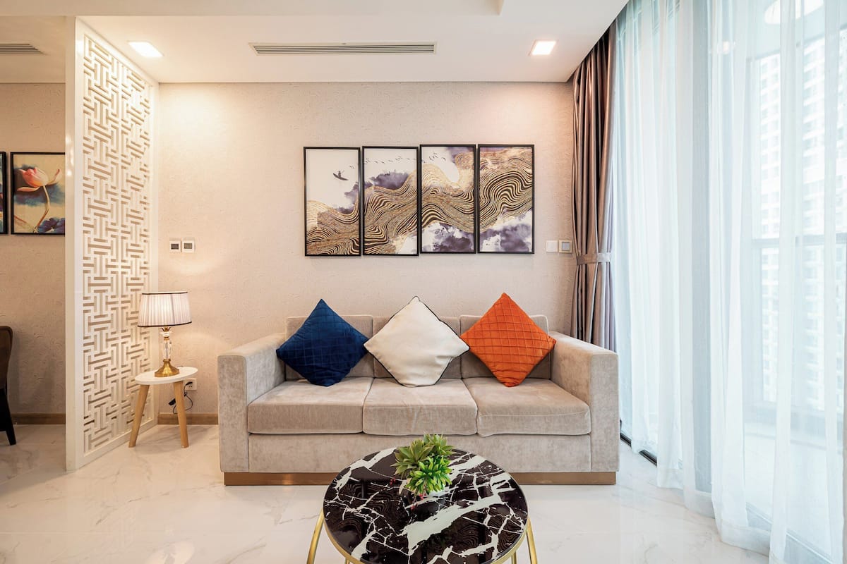 ลักซ์ชัวรี่อพาร์ทเมนท์, 2 ห้องนอน,   วิวเมือง | บริเวณนั่งเล่น | ทีวีจอแบน 55 นิ้ว พร้อมช่องดิจิตอล