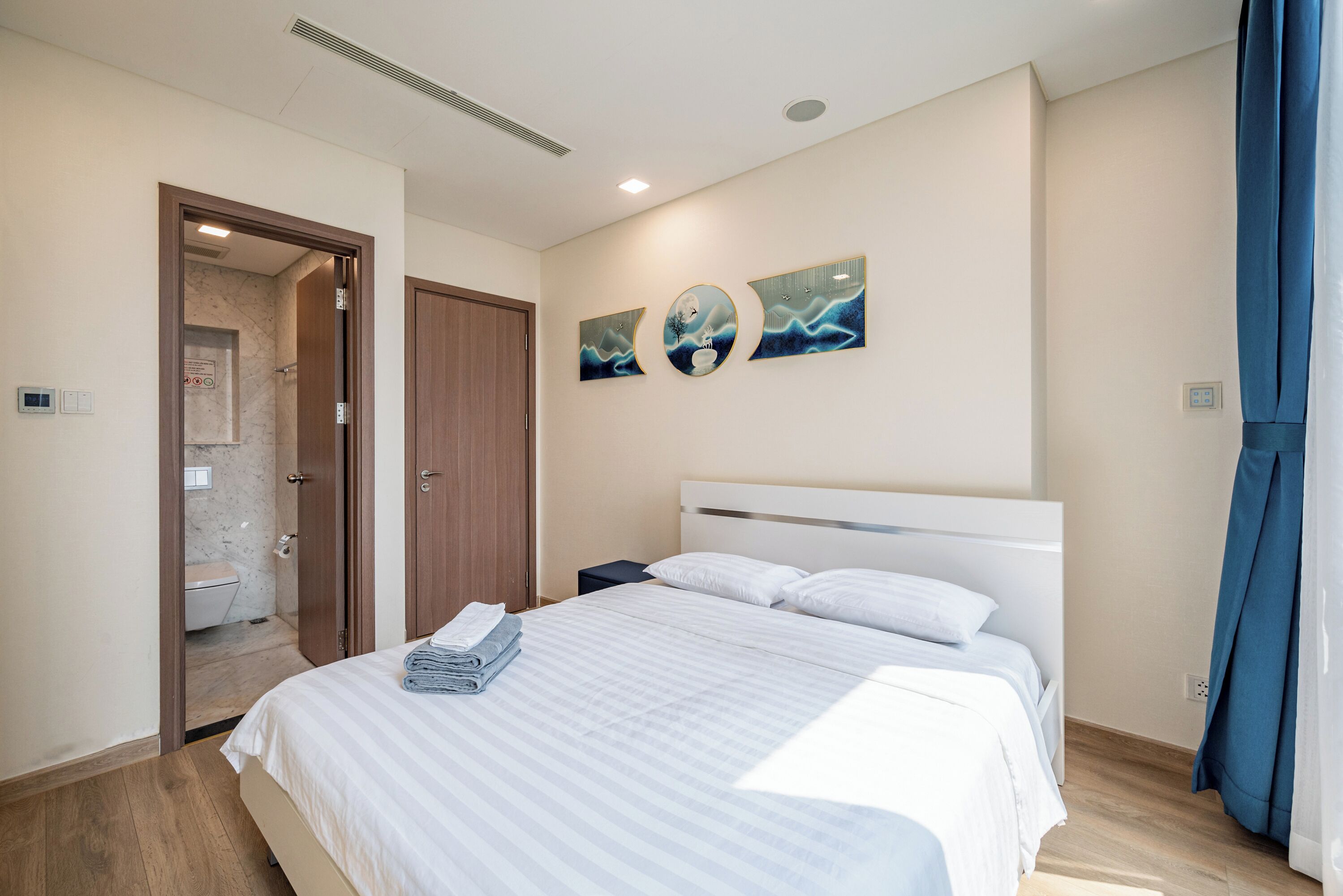 Una habitación de hotel con cama, baño y ducha.