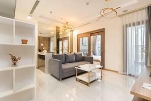 奢华公寓, 1 间卧室, 城市景观 | 起居区 | 55-英��寸纯平电视（配备数码频道）