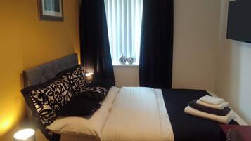 4 bedrooms, iron/ironing board, WiFi, bed sheets