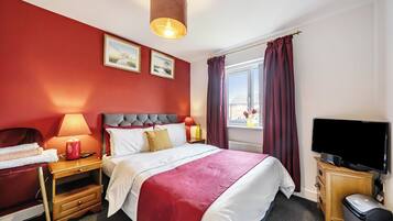 4 bedrooms, iron/ironing board, WiFi, bed sheets