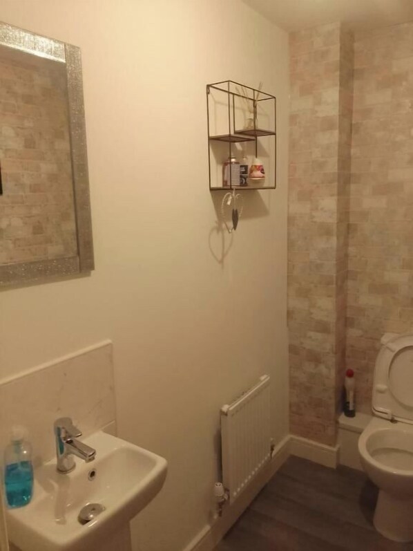 Douche, séchoir à cheveux, serviettes fournies