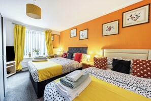 4 bedrooms, iron/ironing board, WiFi, bed sheets - Apartment Sleeps 10 - Pets, Parking, Ev Charging (Walsall)