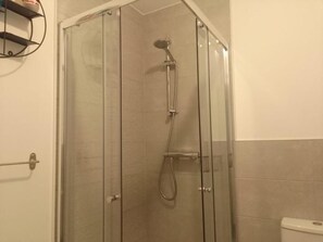 Douche, séchoir à cheveux, serviettes fournies