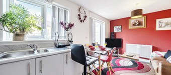 Apartment Sleeps 10 - Pets, Parking, Ev Charging
